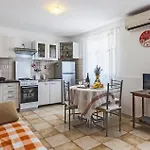 1 Bedroom Beautiful Home In Pula