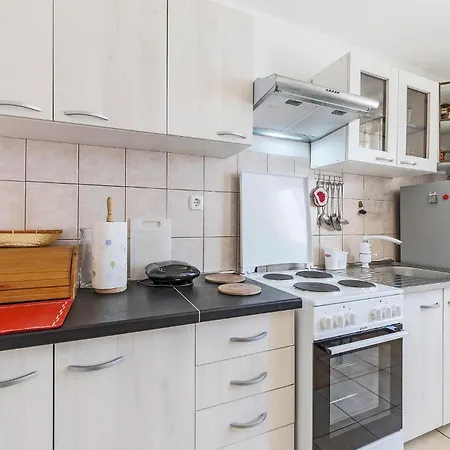 בית נופש Awesome In With Kitchen פולה