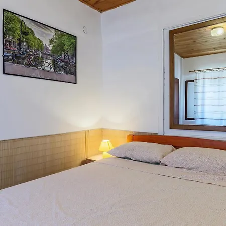 1 Bedroom Beautiful Home In Pula