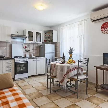 1 Bedroom Beautiful Home In Pula